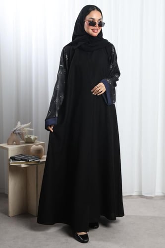 عباية سوداء أكمام نقوش وأطراف كحلية