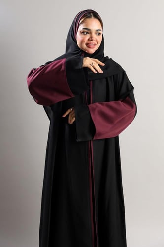 عباية سوداء أكمام عنابي وقيطان بالأمام