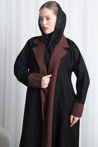 عباية سوداء ياقة بني مقلم