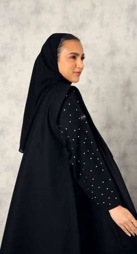 عباية حركة بالأكتاف وكريستال أبيض