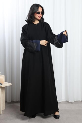 عباية سوداء أكمام مفتوحة كحلية ونقوش