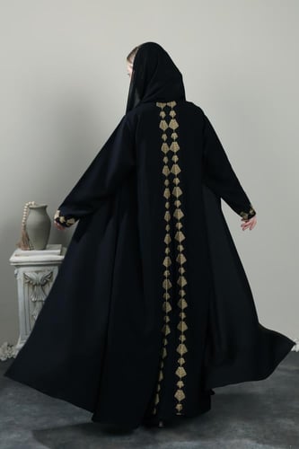 عباية سوداء تطريز ذهبي بكسرة من الخلف