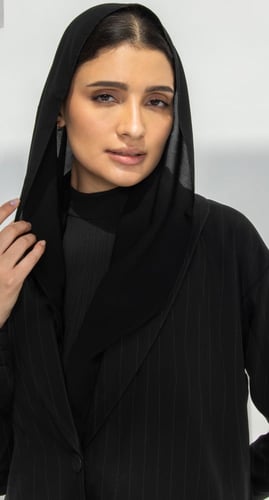 عباية بـ تصميم بليزر أسود مخطط