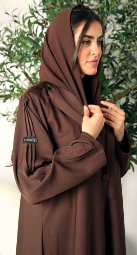 عباية بني حرير بارد ياقة مقفلة عند الصدر