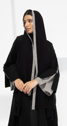 عباية سوداء نصف كلوش تفاصيل رمادي