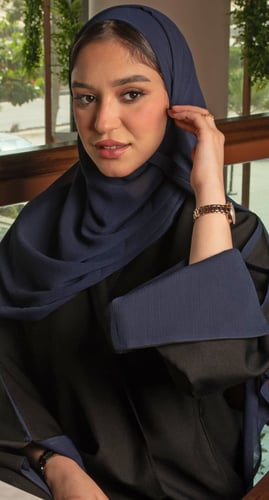 عباية سوداء تفاصيل كحلي