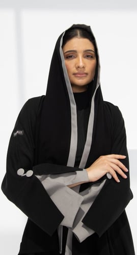 عباية سوداء نصف كلوش تفاصيل رمادي