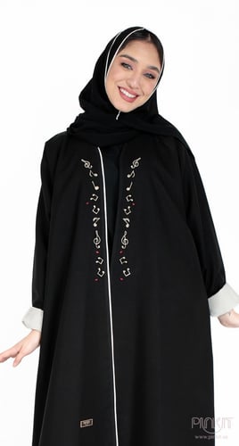 عباية بتطريز نوتات موسيقى