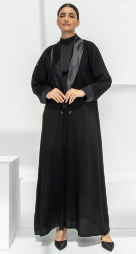 عباية سوداء بـ ياقة حرير وأزرار