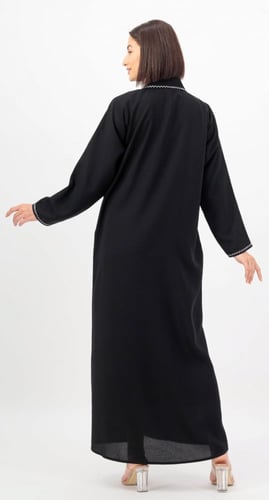 عباية بـ ياقة تطريز مموج مقفلة عند الصدر