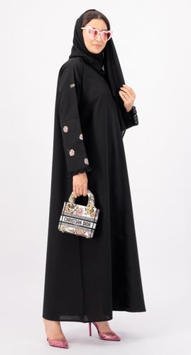 عباية سوداء بتطريزات زهور وكسرات