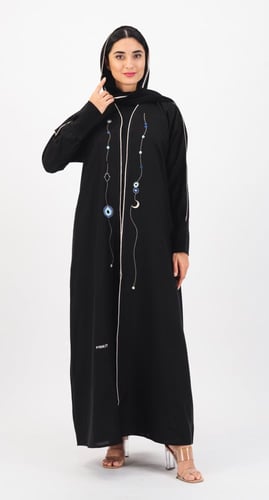 عباية سوداء قلادة زرقاء