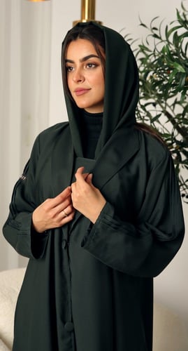 عباية خضراء حرير بارد ياقة مقفلة عند الصدر