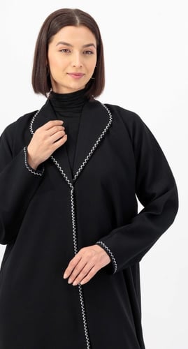 عباية بـ ياقة تطريز مموج مقفلة عند الصدر