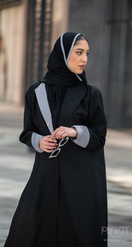 عباية بـ ياقة لونين