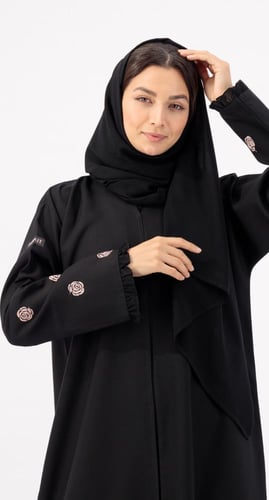 عباية سوداء بتطريزات زهور وكسرات