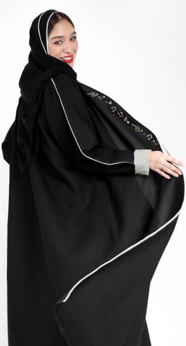 عباية بتطريز نوتات موسيقى