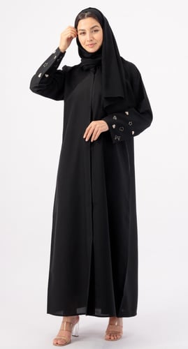 عباية سوداء بتطريزات أنثوية وردية