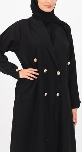 عباية بتصميم معطف وأزرار ذهبية
