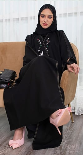 عباية سوداء بـ تطريز طائر