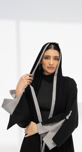 عباية سوداء نصف كلوش تفاصيل رمادي