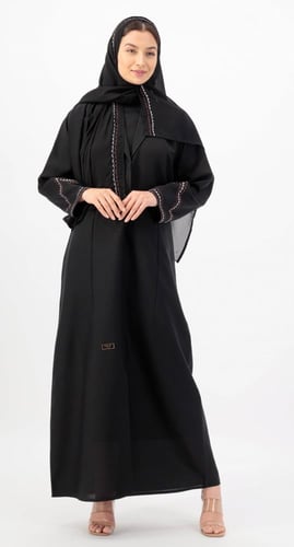 عباية بـ ياقة مقفلة عند الصدر تطريز بني