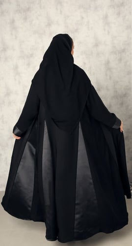 عباية كلوش تفتة جانبية ومن الخلف