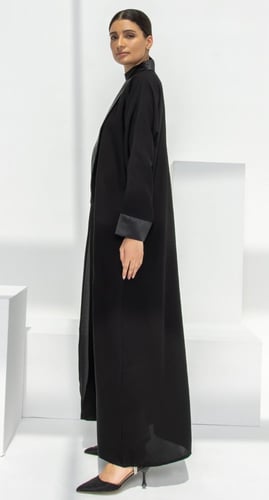 عباية سوداء بـ ياقة حرير وأزرار