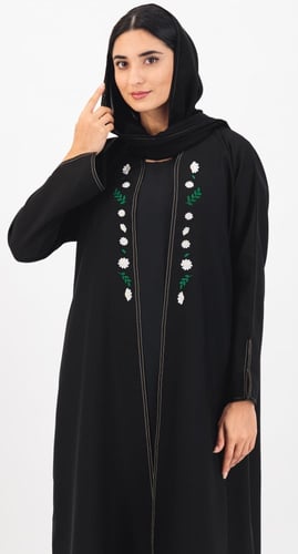 عباية بتطريز زهرة أقحوان