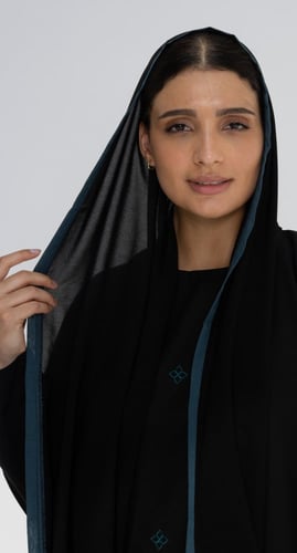 عباية سوداء فستان متصل بتطريز