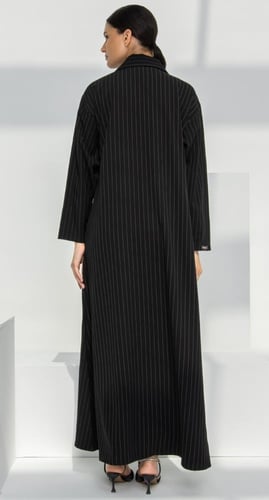 عباية بـ تصميم بليزر أسود مخطط