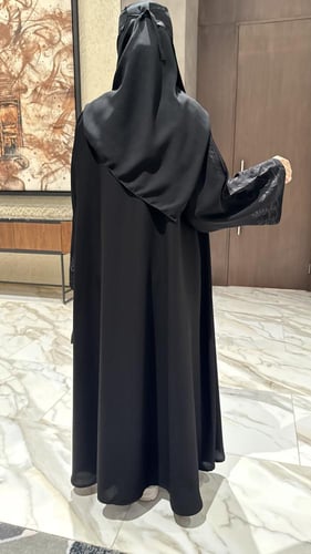 عباية: نوف.. رزانة الحضور الملكي.