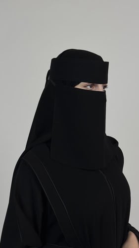 نقاب وسط مقوى بمطاط/ 1 مائل