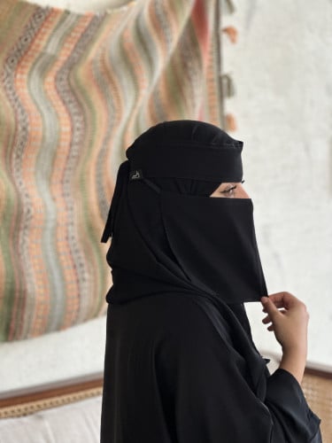 نقاب بمطاط مائل وربطة اغلاق ( قصير ) 110