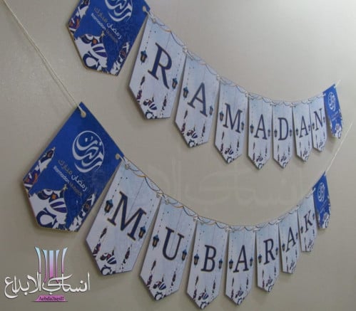 زينة رمضان باللون الازرق والأبيض جميلة جدا