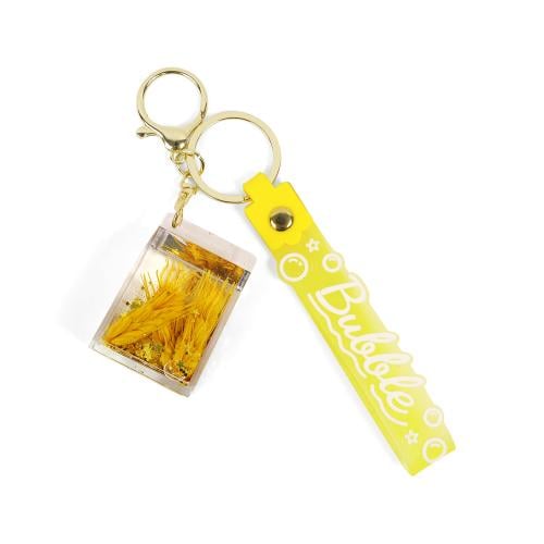 تعليقة شنط شكل كيس باللون الأصفر