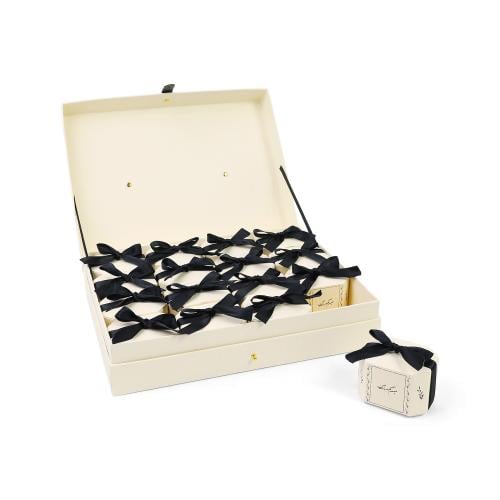 صندوق عيد فاخر بمسكة يد علوية مع (16) علبة باللون...