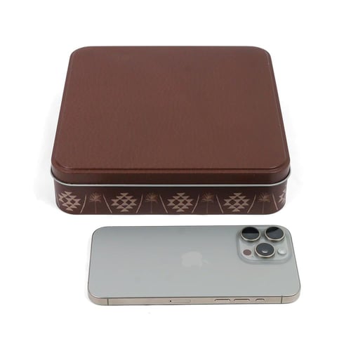 علب معدنية مربعة بالنمط النجدي باللون البني الغامق...