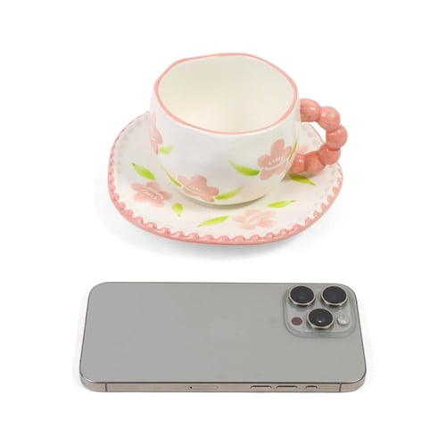 كوب سيراميك مع صحن بمسكة برسمة ورود وردية