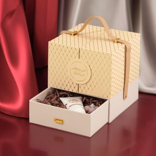 صندوق هدايا مخمل بيج مع درج سفلي وشريطة + عبارة "...