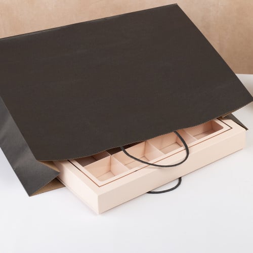 مجموعة ( 12) كيس ورق أسود عرضي الشكل بقاعدة - 42*3...