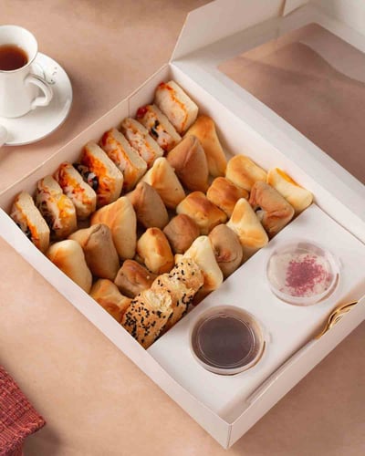 علبة بيضاء فاخرة للفطائر والحلويات بنافذة شفافة مع...