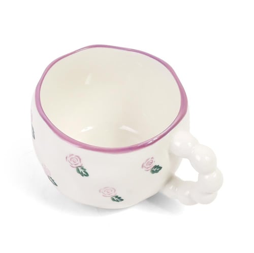 كوب سيراميك مع صحن بمسكة برسمة ورود لون أبيض