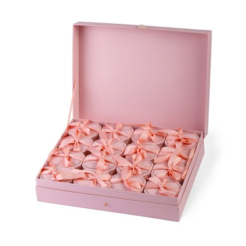 صندوق وردي فاخر بمسكة + 16 علبة توزيعات وردي فاخرة...