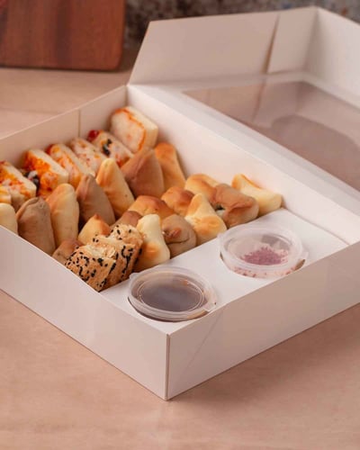 علبة بيضاء فاخرة للفطائر والحلويات بنافذة شفافة مع...