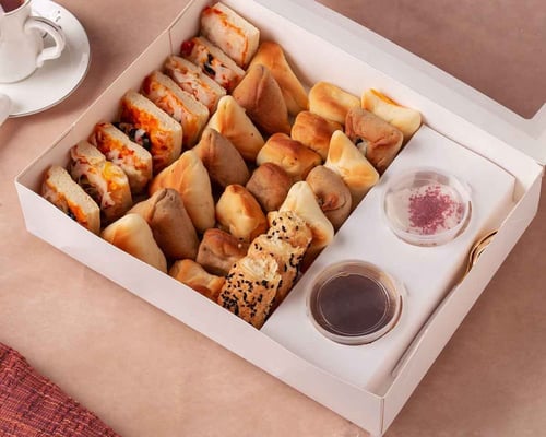 علبة بيضاء فاخرة للفطائر والحلويات بنافذة شفافة مع...