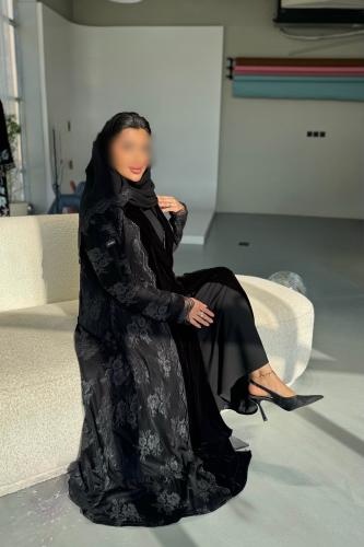 عباية مخمل بدانتيل