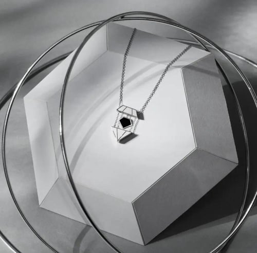 قلادة اعضاء فرقة سفنتين