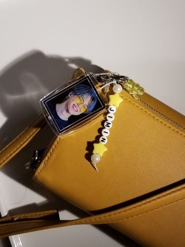 ميداليه شفافه