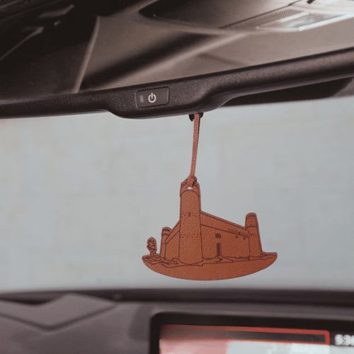 تعليقة من الجلد بشكل المصمك